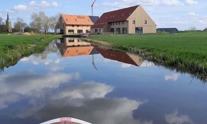 Leons Casa | Hermosa villa en el agua de Frisia con un balandro (de pago)