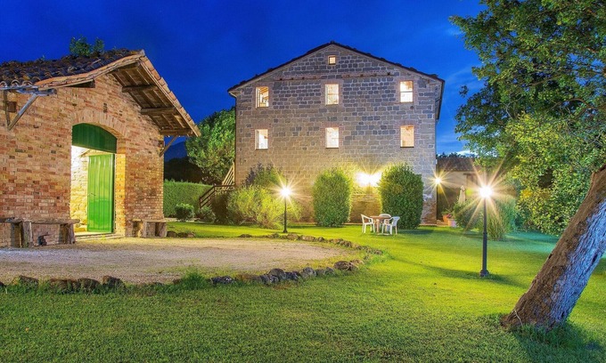 Amandola Casa | Spacious Holiday Home with Swimming Pool