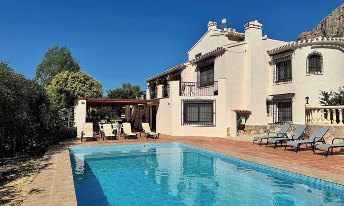 Montgo de Toscamar Villa | Chalet amplio con piscina privada y gran cocina al aire libre