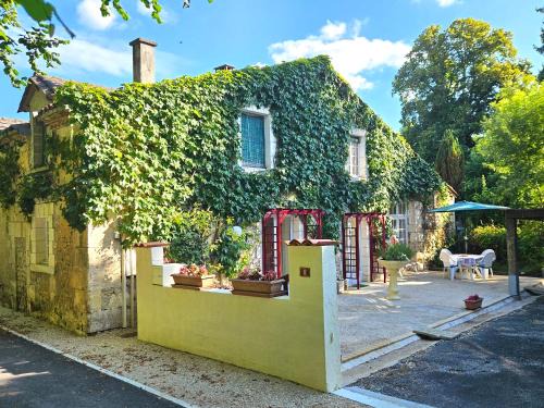 Celles Casa | Spacious holiday home with pool in pretty village