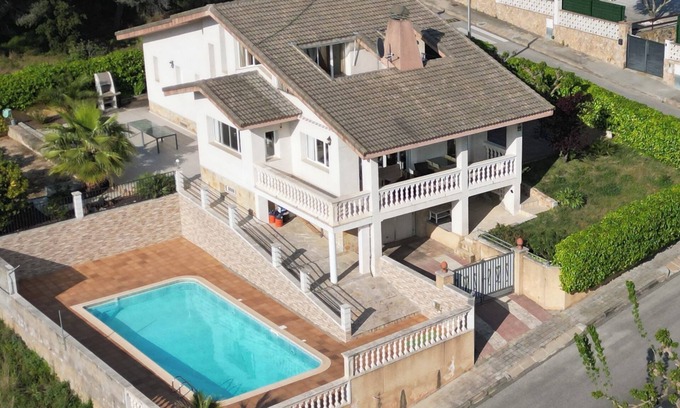 Tordera Casa | Amplia Villa de vacaciones en Tordera ,, 12 personas con gr. Piscina, a sólo 10 minutos de la playa