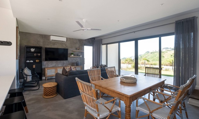 Salt Rock Apartamento | Spacious Holiday Home in Zululami | Private Pool