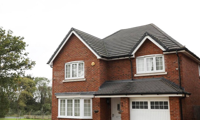 Sindlesham Casa | Spacious home | 3 Bedrooms + 3 bathrooms dedicated office & parking close to M4