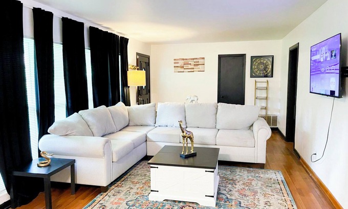 Griffin Heights Casa | Spacious Home < 6 min to FSU Stadium and < 13 min to FAMU Campus