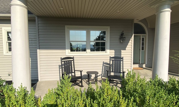 Russell Casa | Spacious home a short walk from our Restaurant & Golf Course. Beautiful views!