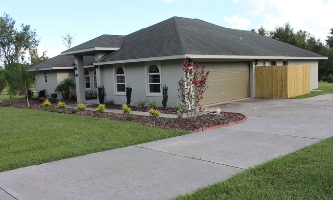 Lady Lake Casa | Spacious home and country setting just minutes from The Villages.