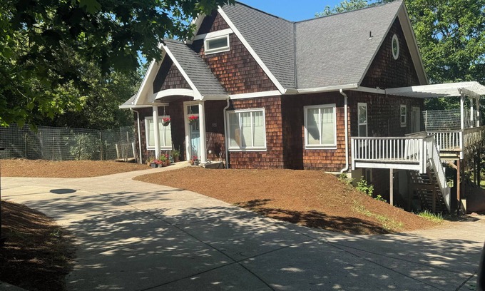 Southeast Eugene Casa | Spacious home connected to Spencer’s Butte hiking trails