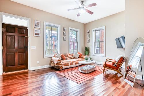 Metropolitan Apartamento | Spacious Home for 14 - 2 King Beds - Close to Downtown, Starland & Forsyth - Private Yard & Parking