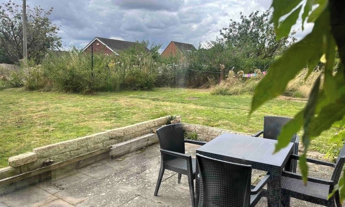 Grantham Casa | Spacious home from home free parking