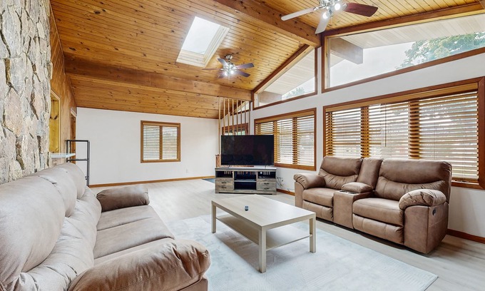 Lake Delton Casa | Spacious Home In the Heart of Wisconsin Dells, with WIFI & Gas Grill