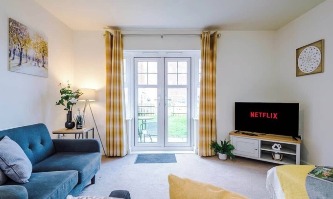 Crewe Casa | Spacious home, ideal for professionals, sleeps 8!