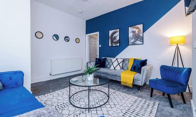 Droylsden Casa | Spacious Home, Ideal for Business Stays, Sleeps 9!