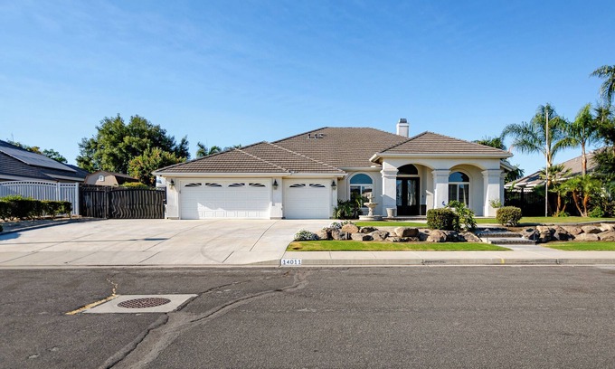 Rosedale Casa | Spacious Home in Beautiful NW Bakersfield with Pool Table
