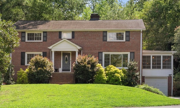 Clemson Casa | Spacious Home in Downtown Clemson. Walk to Clemson University! Sleeps 10