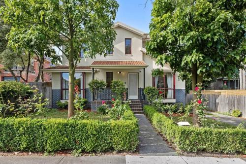 Glen Waverley Casa | Spacious home in heart of GLEN