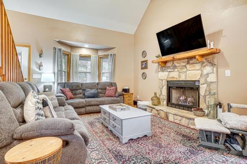 Helen Casa | Spacious Home in Helen with Porch and Balcony!
