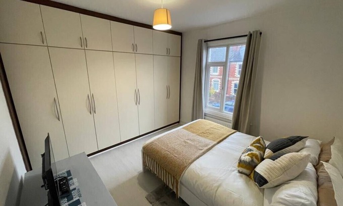 Reading Casa | Spacious Home in Town Centre with Parking