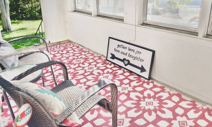 Seymour Casa | Spacious Home Including All Essentials & Free Parking. Cozy.