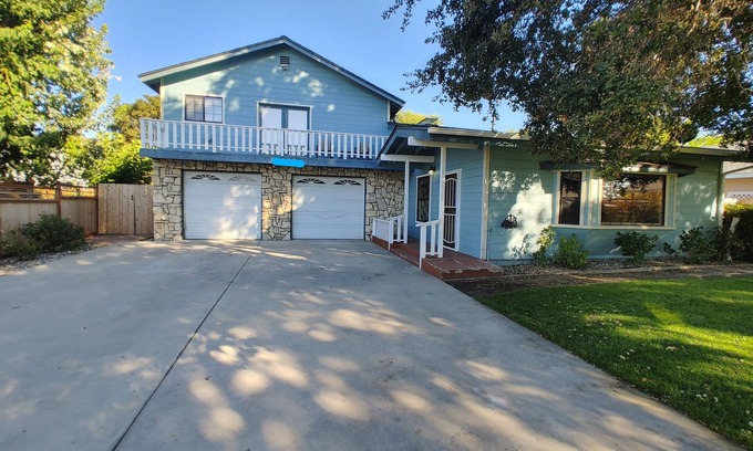 Atascadero Casa | Spacious home located close to beaches and wineries.