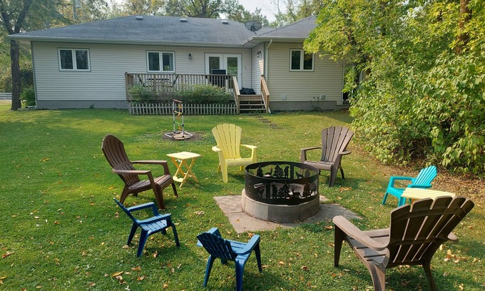 Gimli Casa | Spacious home minutes from the beach - family friendly, quiet neighborhood