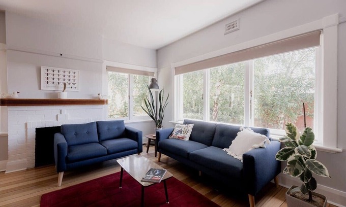 Sandy Bay Casa | Spacious home near the Derwent in Sandy Bay