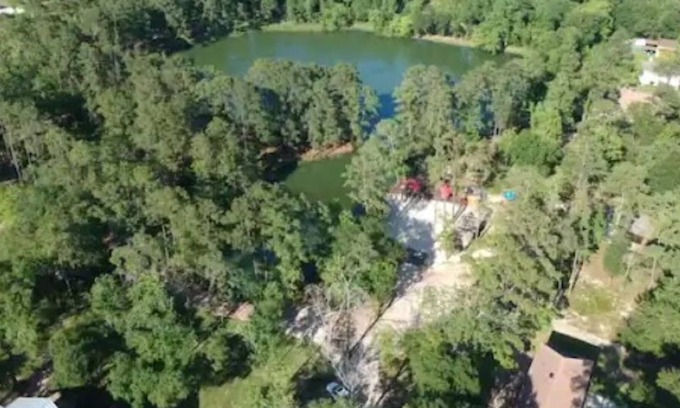 Northside Casa | Spacious home on 25 acre estate with lake & beach