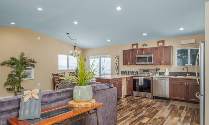 East Wenatchee Casa | Spacious home on a vineyard near Gorge Amp.,Leavenworth,chelan and Mission Ridge