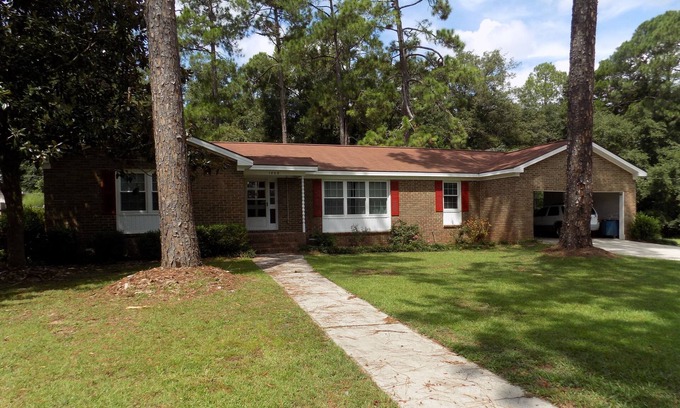 Perry Casa | Spacious home Sleeps 12! - 7 min to GA Nat. Fairgrounds & 30 mins to RAFB