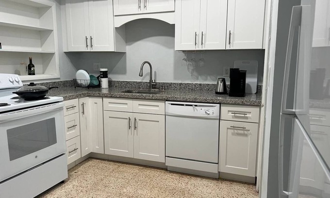 North Miami Beach Casa | Spacious Home - Bed in a double room