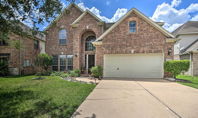 Iowa Colony Casa | Spacious Home w/ Backyard ~ 25 Mi to Houston!