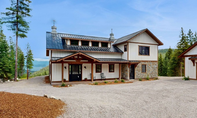 Dayton Casa | Spacious home w/ full kitchen, convenient location & great views - near lake