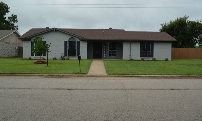 Forest Hill Casa | Spacious Home w/ Yard · 15 Min to Fort Worth Fun
