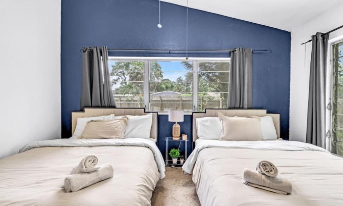 Riverside Park Casa | Spacious Home with Pool for 8 People