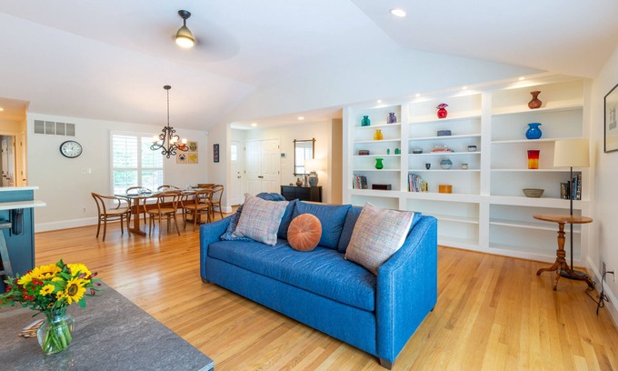 Annapolis Casa | Spacious home with an outdoor pool, screened porch, washer/dryer & central AC