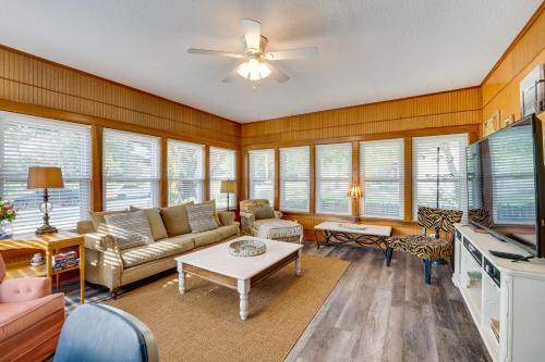 Mount Dora Casa | Spacious Home with Florida Room about 1 Mi to Lake Dora!