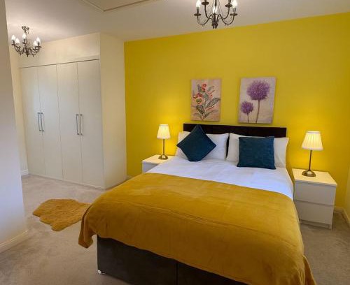 Bedford Casa | Spacious Home with Parking for Families & Contractors