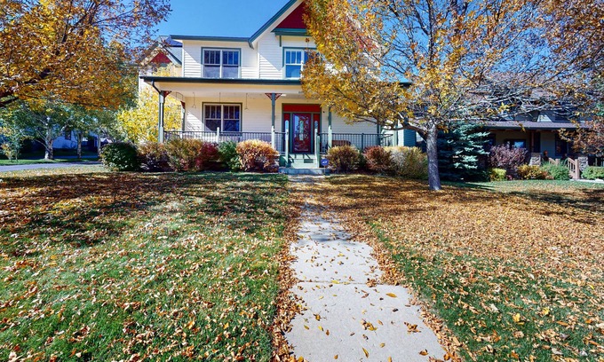 Eagle Casa | Spacious home with pool table, ping-pong, fireplace, deck, grill, & W/D