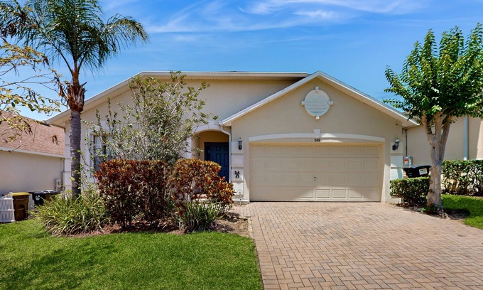 Highgate Park Casa | Spacious home with private pool, pool table and air hockey