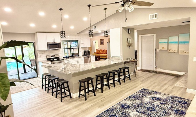 Seminole Casa | SPACIOUS home with private POOL 5 mins to beach! Close to everything!