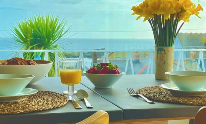 Mousehole Casa | Spacious home with sea view, parking (EV) & garden