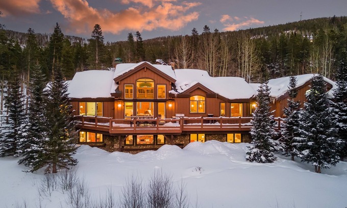 Forest Hills Casa | Spacious Home with Mountain Views + Hot Tub + Ski Shuttle - Mountain Joy