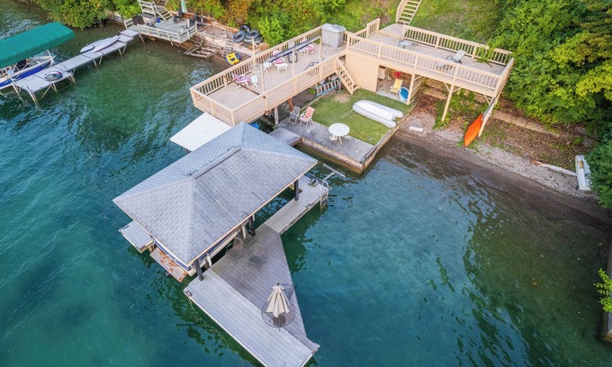 Holcomb Casa | Spacious home with private lake front