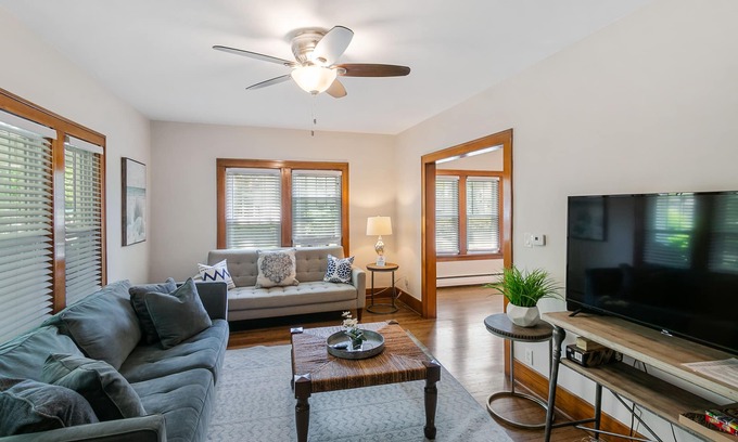 Libertyville Casa | Spacious Home with a Family Game Room