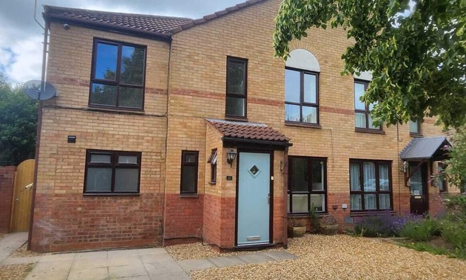Milton Keynes Casa | Spacious House 2 Lounges 2.5 Baths Prime Location