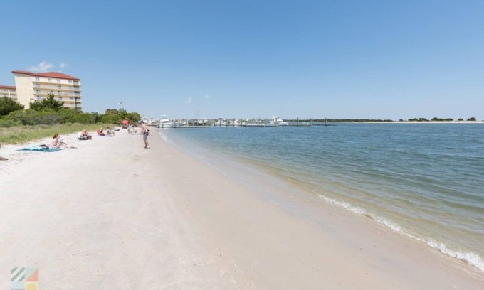 Morehead City Alquiler De Eote | Spacious House Boat with WiFi, pool, hot-tub and fitness room in superb Beaufort