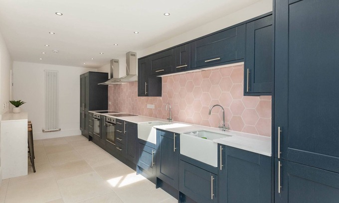 Gloucester Casa | Spacious House, Private Parking & Garden