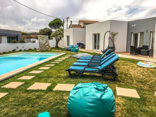 Atalaia Casa | Spacious House in Atalaia with Shared Pool
