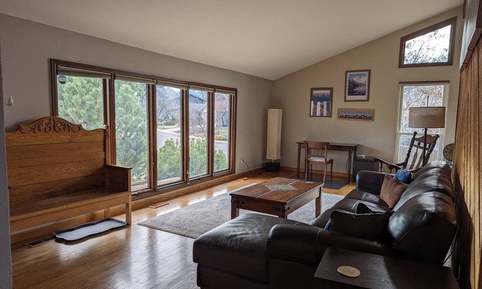 East Boulder Casa | Spacious house in Boulder with 2 car garage and AC