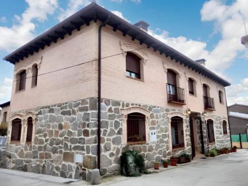 Cenicientos Casa | Spacious house in Cenicientos with mountain view