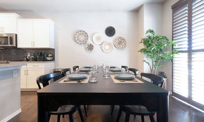 Monument Casa | Spacious house in Monument, Mountain Views, close to USAF Academy, Nature!